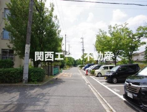 【堺市南区庭代台のマンションの駐車場】