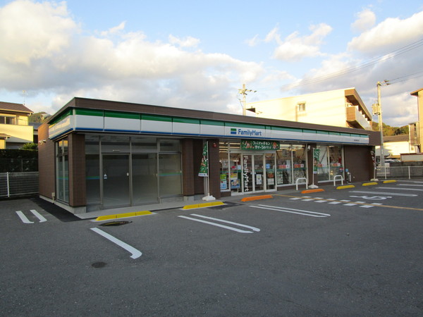 コンビニ　ファミリーマート高知東秦泉寺店（コンビニ）まで963m