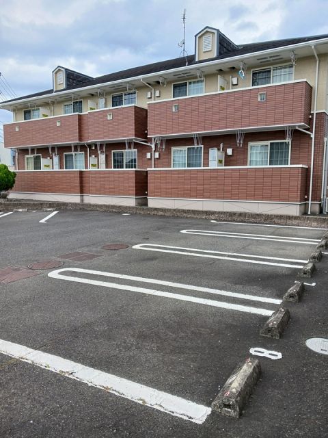 【府中市中須町のアパートの駐車場】