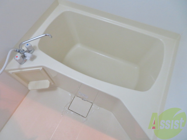 バス・シャワールーム　バスルームは狭すぎず、シャワーも浴びやすそうです。