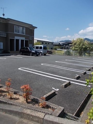 ファミールメゾンの駐車場