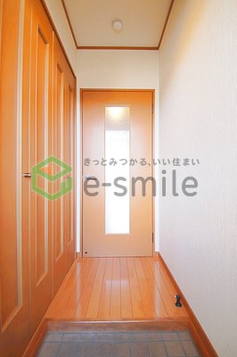 玄関　内装は落ち着いています