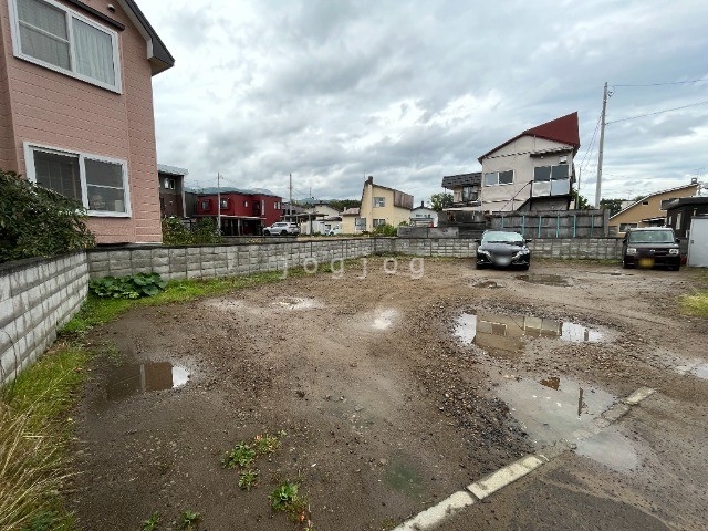 【札幌市西区西野八条のアパートの駐車場】