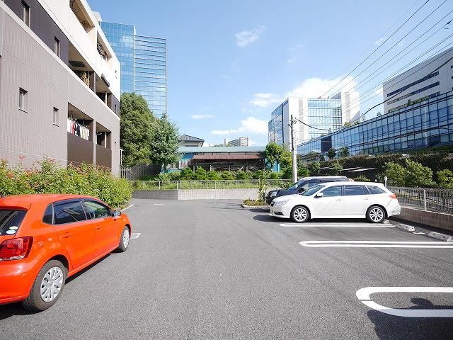 【多摩市鶴牧のマンションの駐車場】