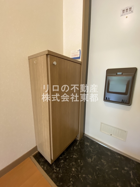 玄関　玄関には下駄箱があるのでスッキリとした空間を保てます