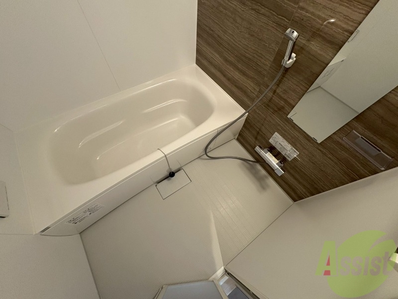 バス・シャワールーム　お風呂です。広々したバスでゆっくりくつろげます。