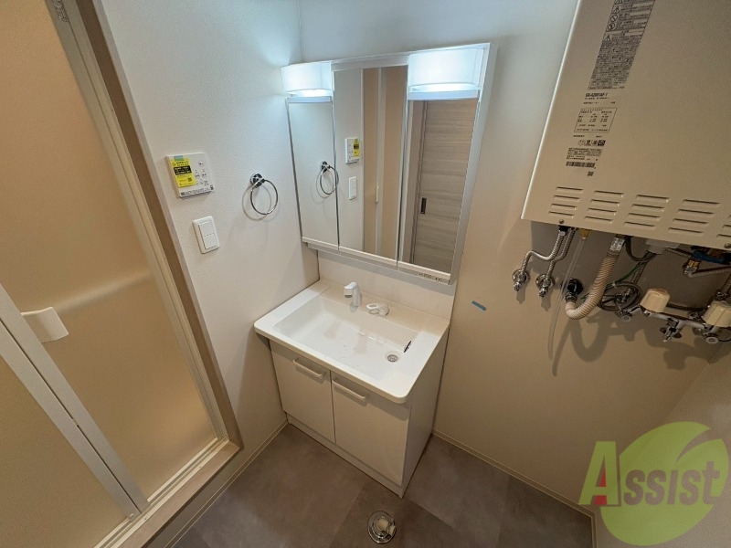 洗面設備　収納も豊富で使い勝手の良い洗面化粧台です。