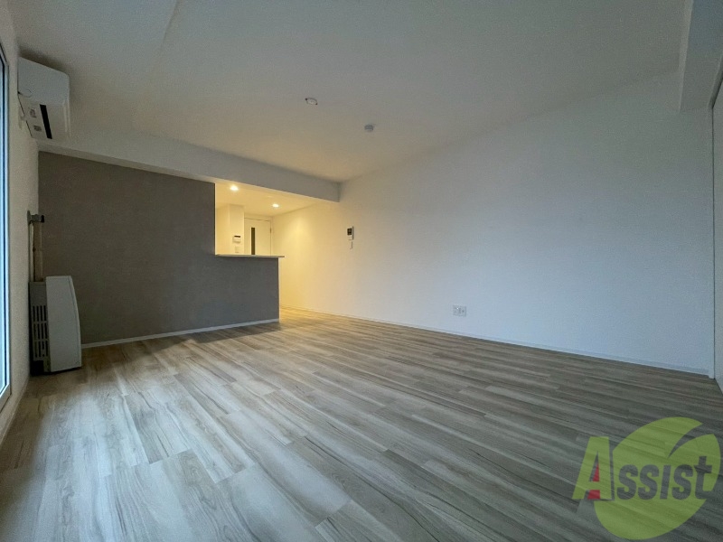 居室・リビング　木目のフローリングは落ち着きのある印象のお部屋になりますね。