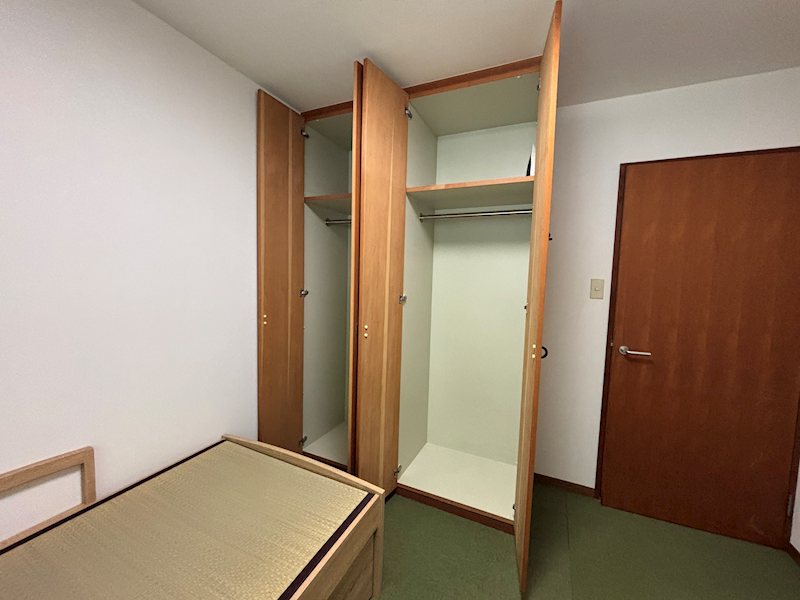 収納　メインベッドルームにはたっぷり収納がございます