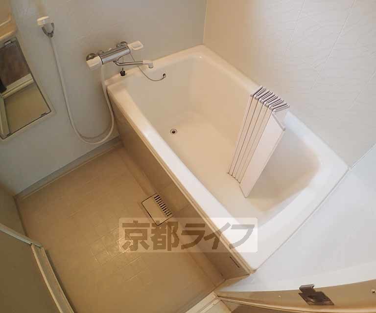 バス・シャワールーム　清潔感のあるバスルームです。