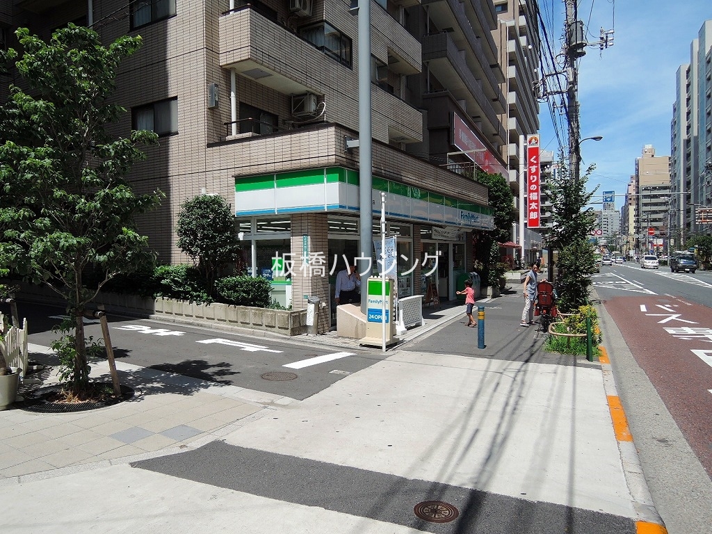 コンビニ　ファミリーマート（コンビニ）まで475m