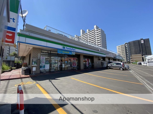 コンビニ　ファミリーマート（コンビニ）まで938m