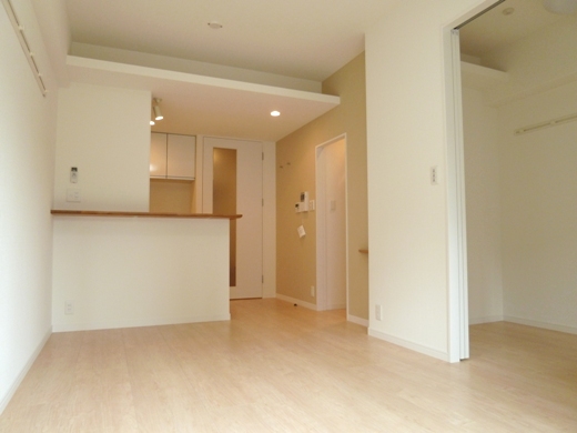 居室・リビング　リビング　　※同物件別号室参考写真