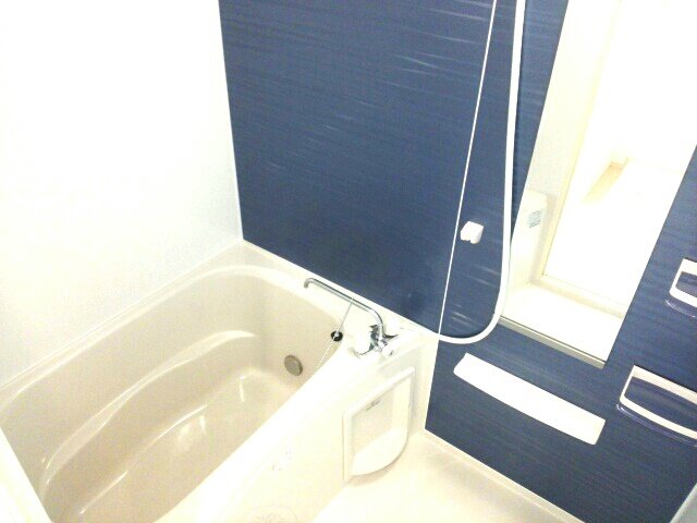 バス・シャワールーム　コンパクトで使いやすいお風呂です