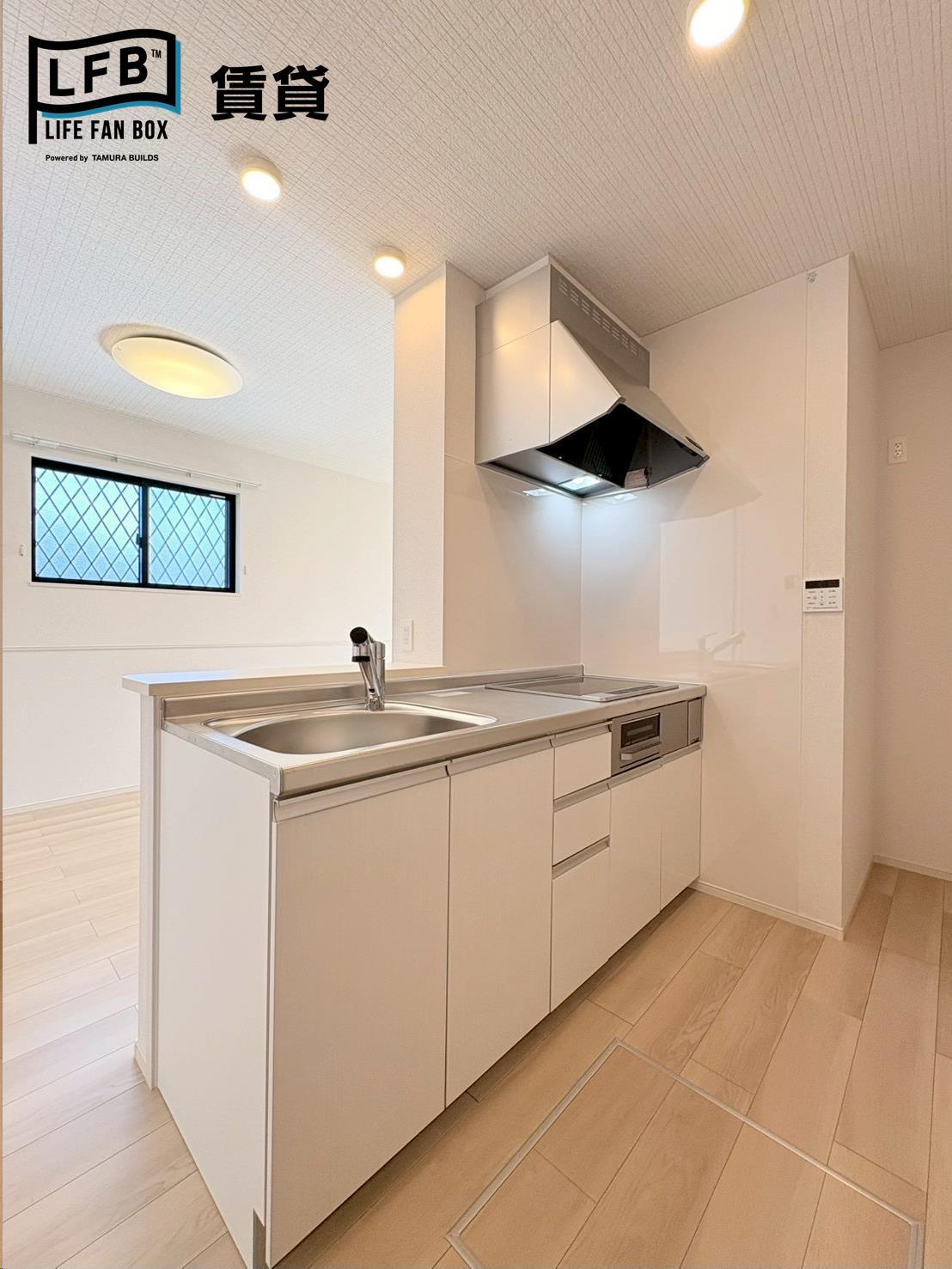 キッチン　※同間取り101号室の室内写真です。壁紙や床の色など仕様が多