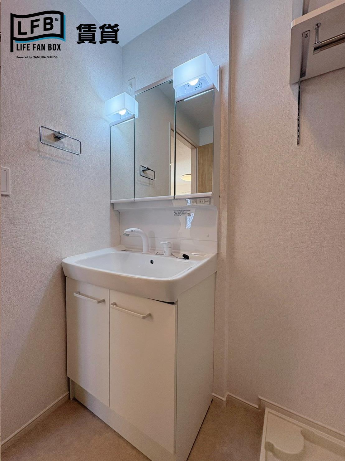 洗面設備　※同間取り101号室の室内写真です。壁紙や床の色など仕様が多