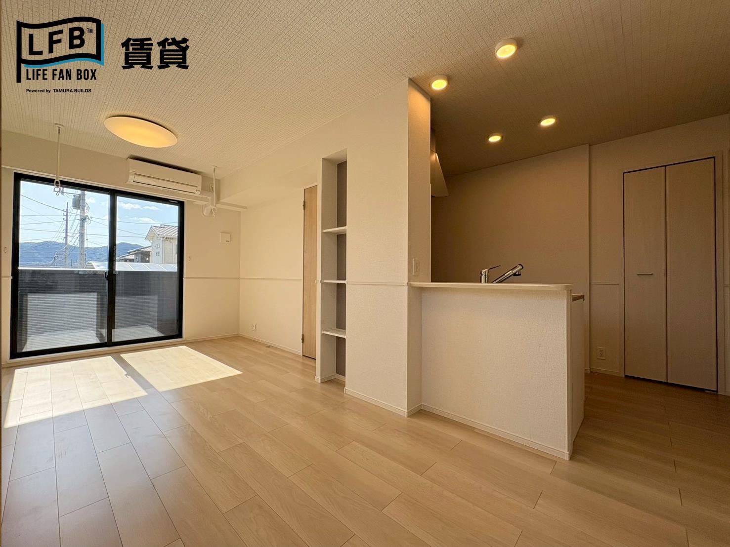 居室・リビング　※同間取り101号室の室内写真です。壁紙や床の色など仕様が多