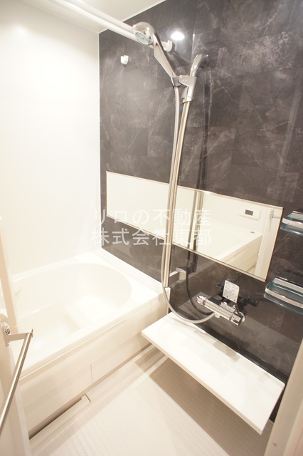 バス・シャワールーム　雨の日のお洗濯だけでなく、カビ予防にも大活躍の浴室乾燥機付♪