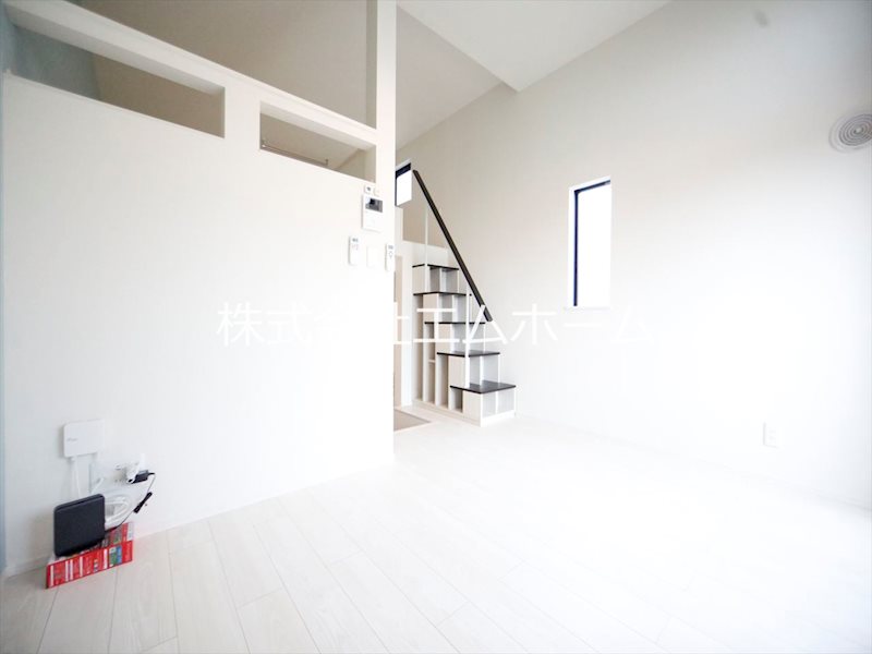 居室・リビング　洋室6.1帖　階段上段ロフト6.2帖（収納にも使えます）