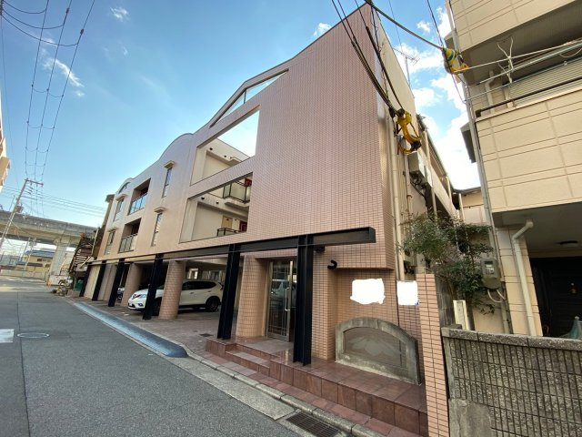 建物外観　居住者専用のごみ置き場があります。