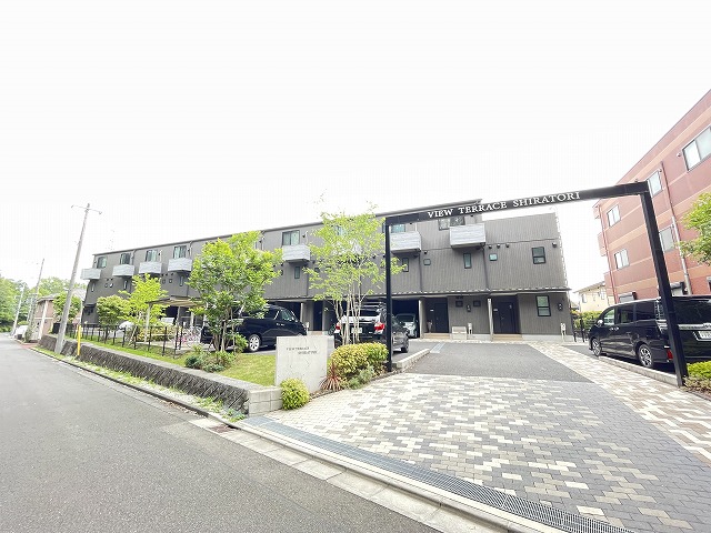建物外観　小田急多摩線「栗平」駅まで徒歩8分！人気のテラスハウスです☆