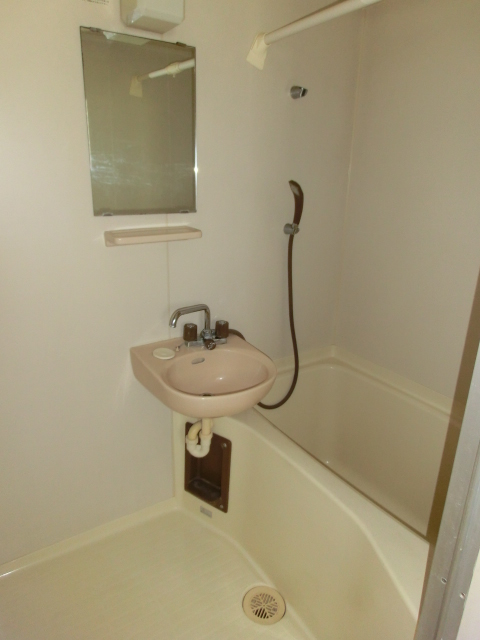 バス・シャワールーム　バストイレ別です