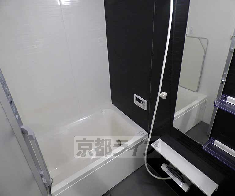 バス・シャワールーム　清潔感のあるお風呂です。