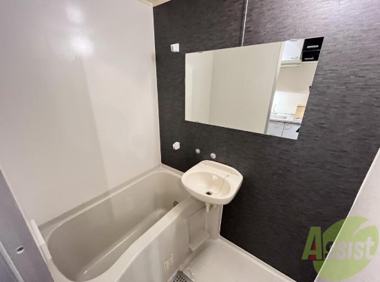 バス・シャワールーム　バスルームは狭すぎず、シャワーも浴びやすそうです。