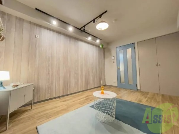 居室・リビング　７．９帖の洋室が広がっています。シックで落ち着きのあるお部屋