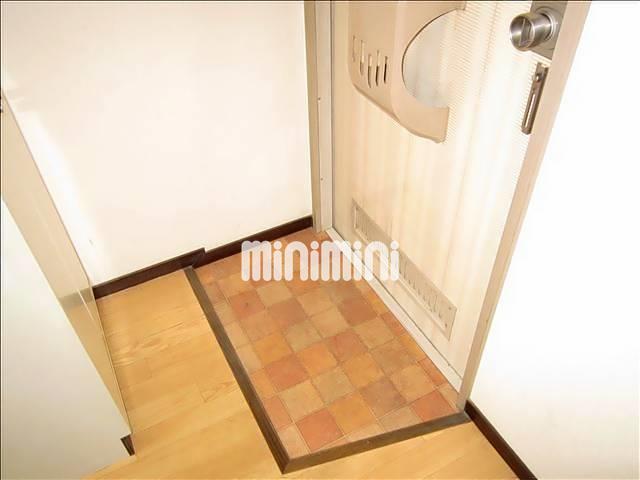 玄関　玄関スペース下駄箱付き