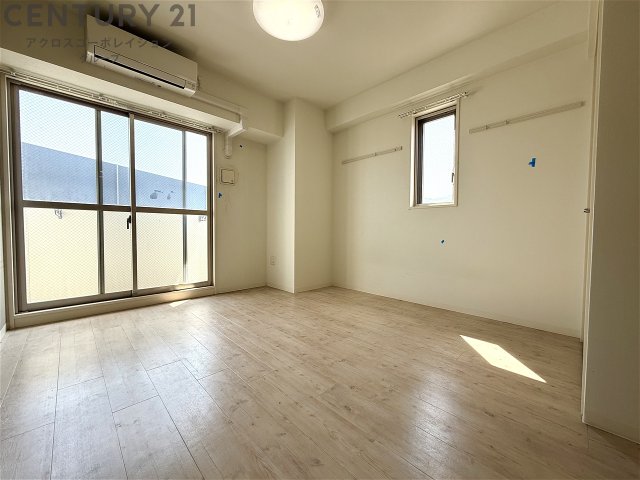 居室・リビング　2面採光の明るいリビングです♪