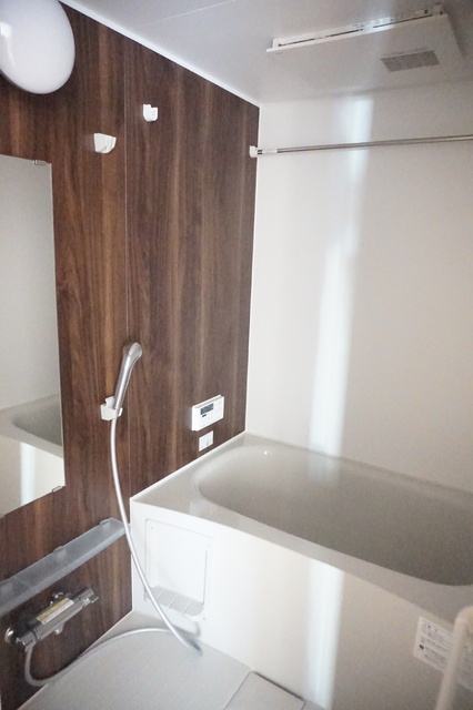 バス・シャワールーム　追焚給湯と浴室乾燥機付き※同タイプ参考写真