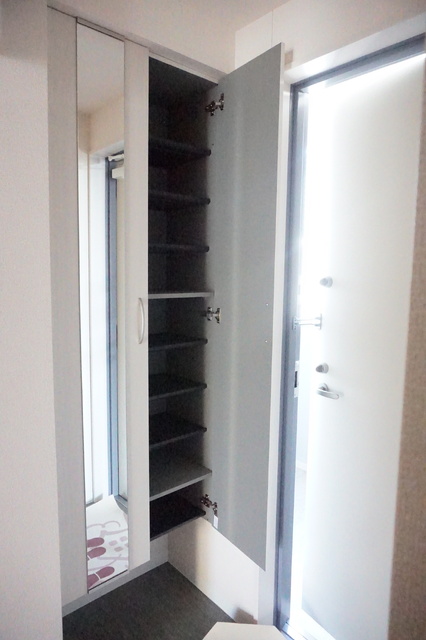 玄関　※同タイプ参考写真（床、建具の色が異なる場合があります）