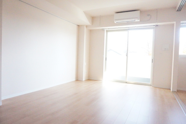 居室・リビング　※同タイプ参考写真（床、建具の色が異なる場合があります）