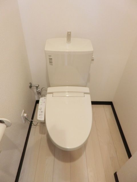 トイレ　ウォシュレット付きです。
