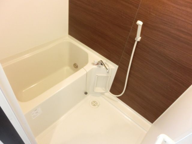 バス・シャワールーム　清潔感のあるバスルームです。