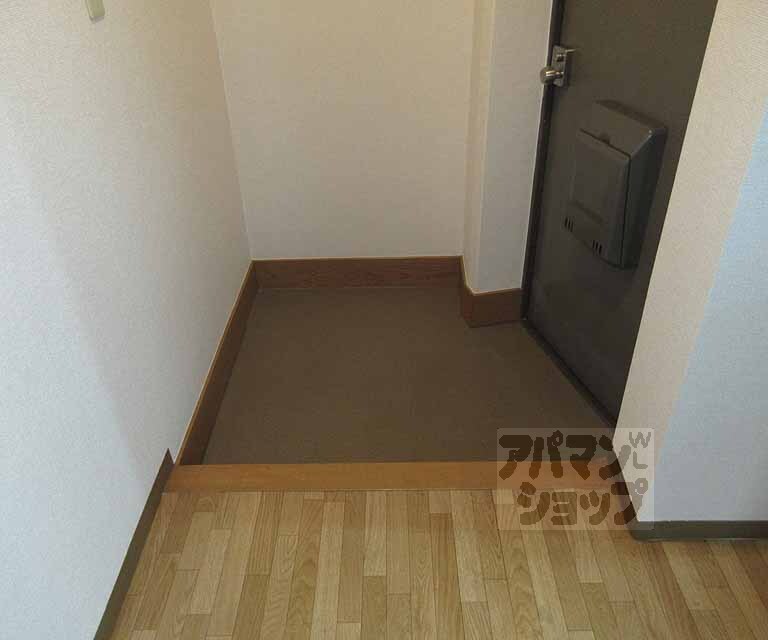 玄関　表からの視線を遮ってプライバシー確保！