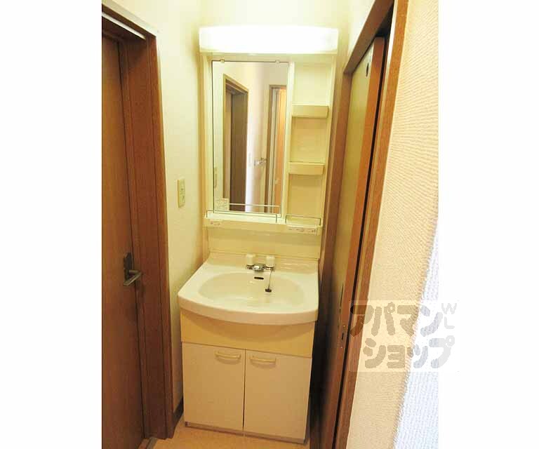 洗面設備　鏡台灯も付いてますね・