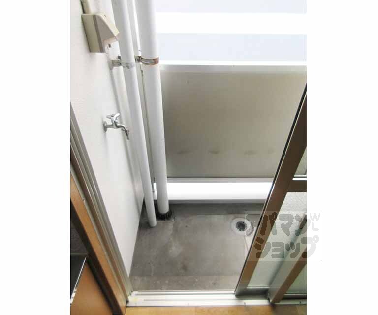 バルコニー　洗面所に隣接する小さなバルコニ