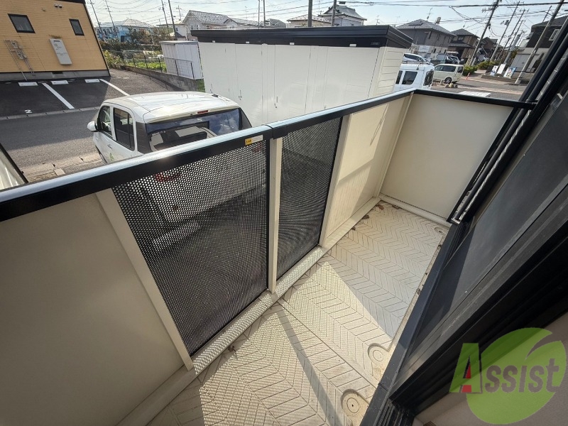 バルコニー　バルコニーは長さも幅もちょうどいい広さですね。