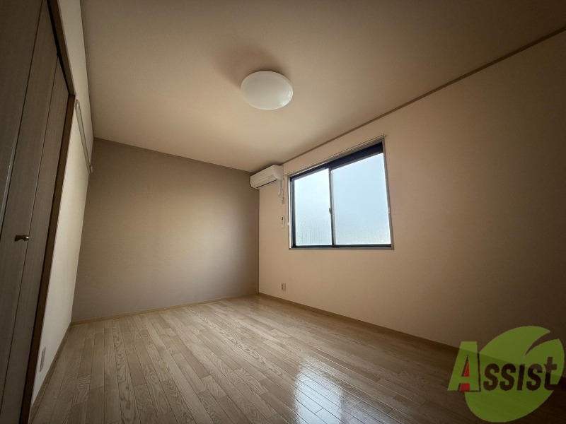 居室・リビング　リビングは７．５帖の洋室です。広々していますね。