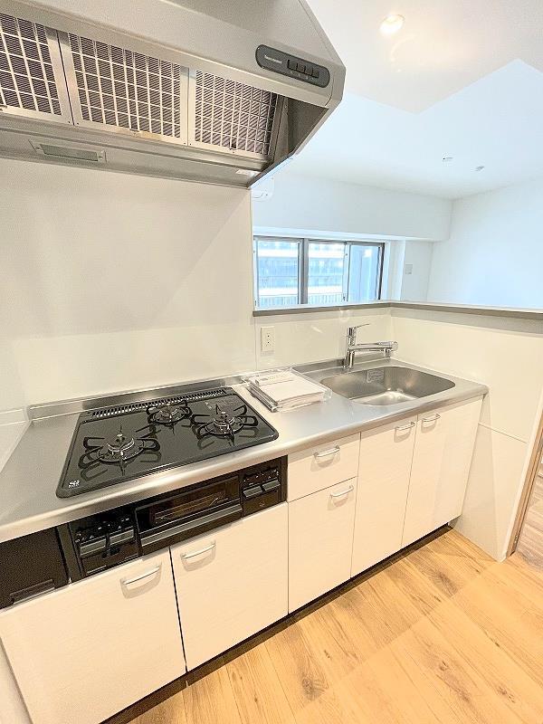 キッチン　システムキッチン・グリル付き３口ガスコンロ
