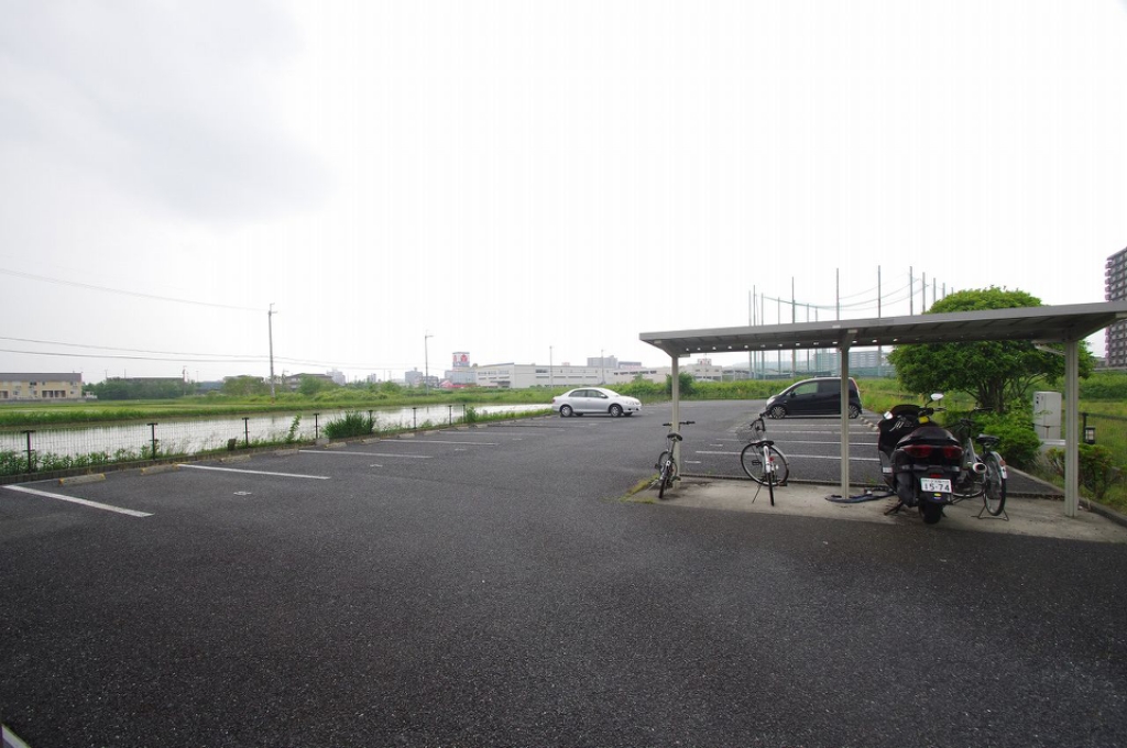 その他　広々とした駐車場です