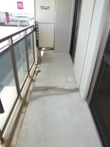 バルコニー　暖かな日差しのふりそそぐバルコニー