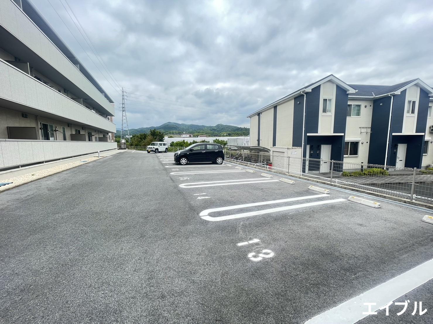 駐車場　同じ建物の違うお部屋のお写真です