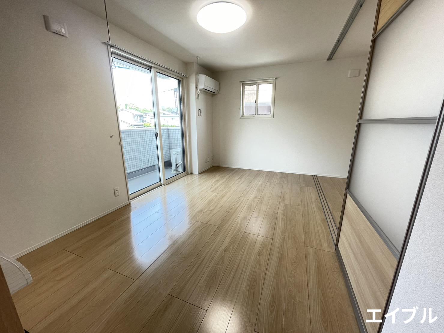 居室・リビング　同じ建物の違うお部屋のお写真です