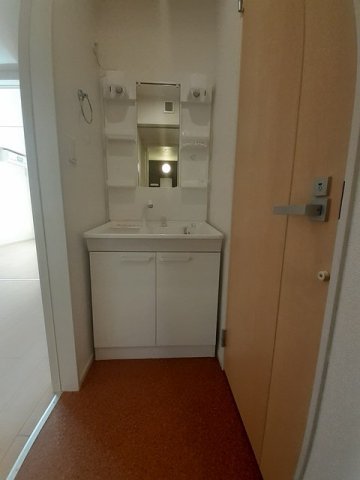 洗面設備　明るい洗面所です