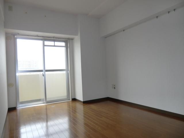 居室・リビング　バルコニー付き洋室