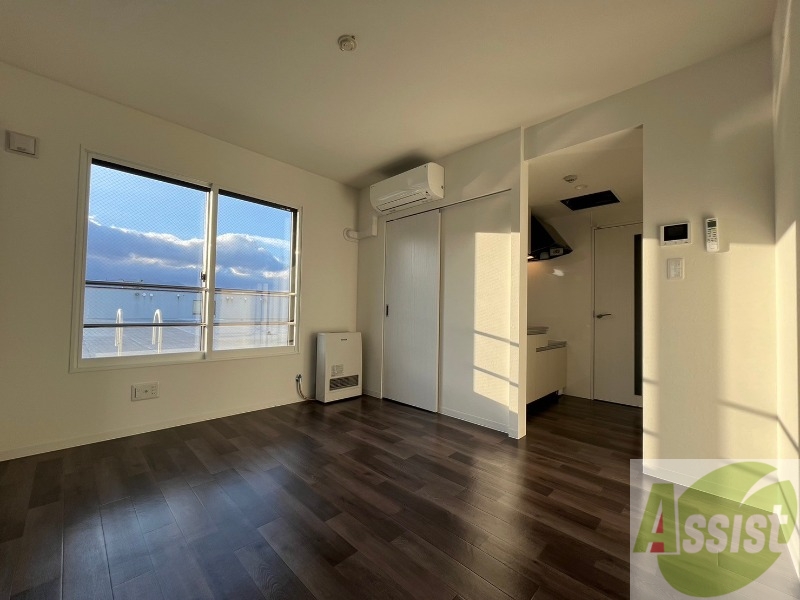 居室・リビング　日当たりが良くて心地よく過ごせそうなお部屋です。