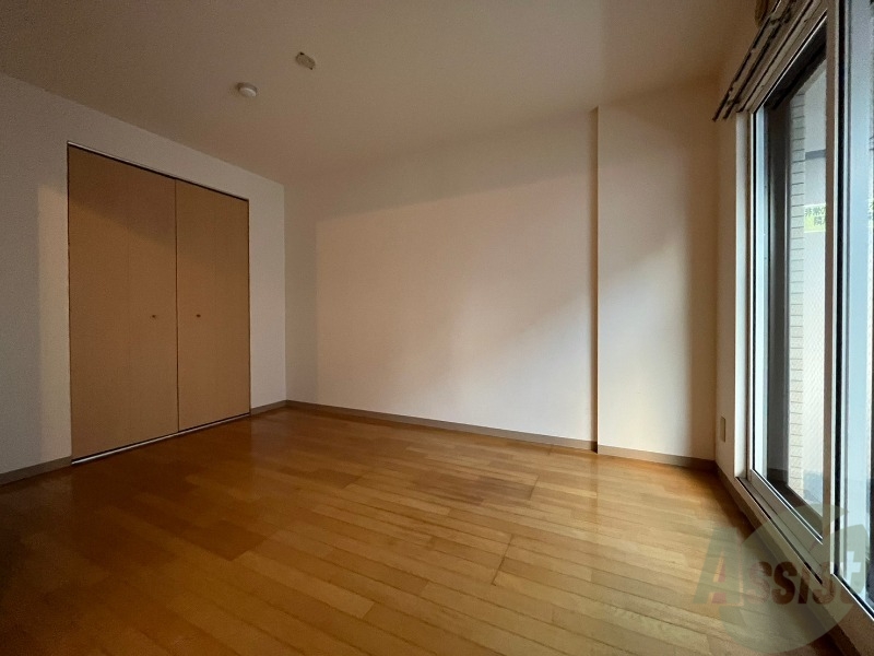 その他部屋・スペース　寝室はこちらです。光が差し込む、温かみのあるお部屋です。